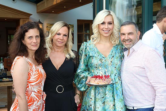 Gr&uuml;nwalder Einkehr Wirtin Arabella Sch&ouml;rghuber, Birgit Fischer-H&ouml;per ("Munich Connexxxions"), Verena Kerth, die an dem Abend Geburtstag feierte, Pedro da Silva (Connections PR) beim La Dolce Vita Grillfest @ Gr&uuml;nwalder Einkehr mit der Fattoria La Vialla am 18.07.2019 (&copy;Foto: Martin Schmitz)